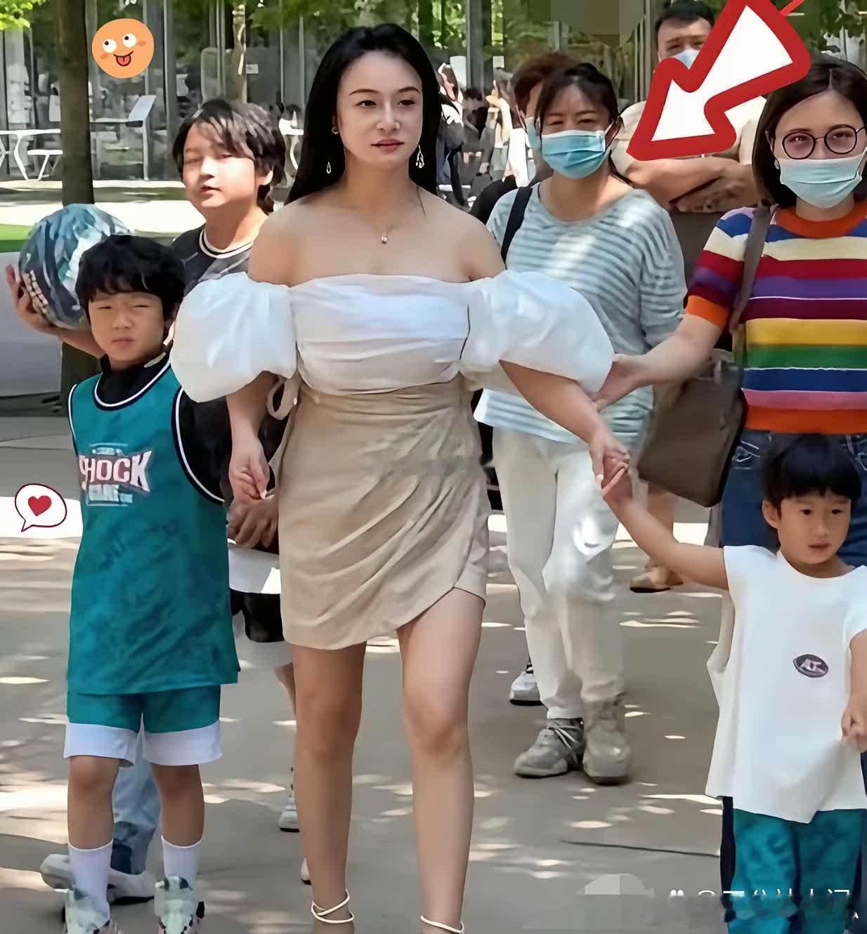 去儿子的学校活动，穿成这样，这正常吗? 