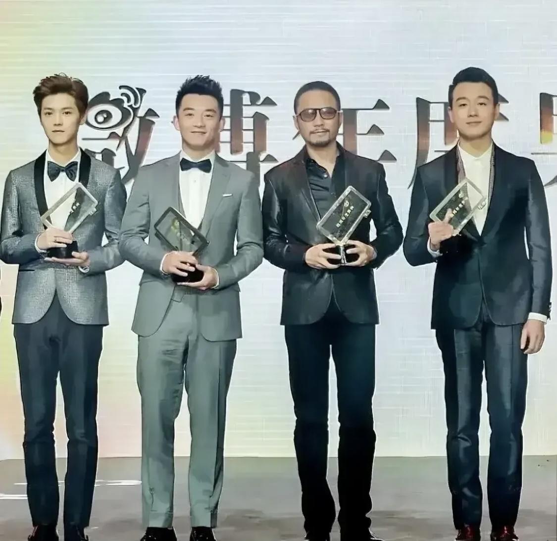 4位男神手持透明水晶奖杯同框：

我认出了高大修伟、清爽干练的佟大为，西装革履、