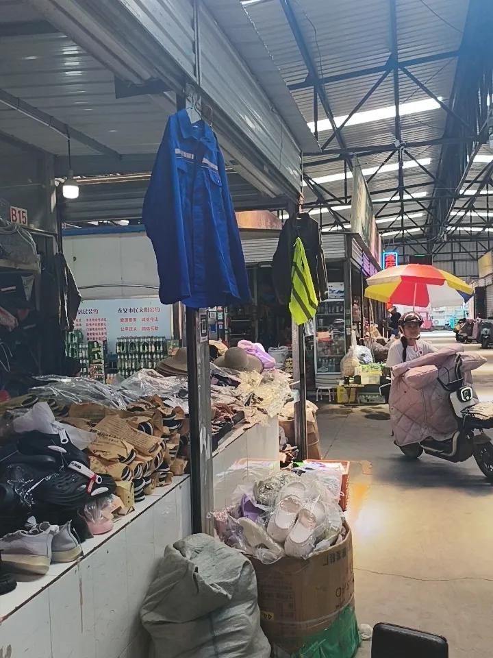 拍摄于泰安高新区龙泉市场！市场不小，人员不多。实拍随手拍 
头条首发