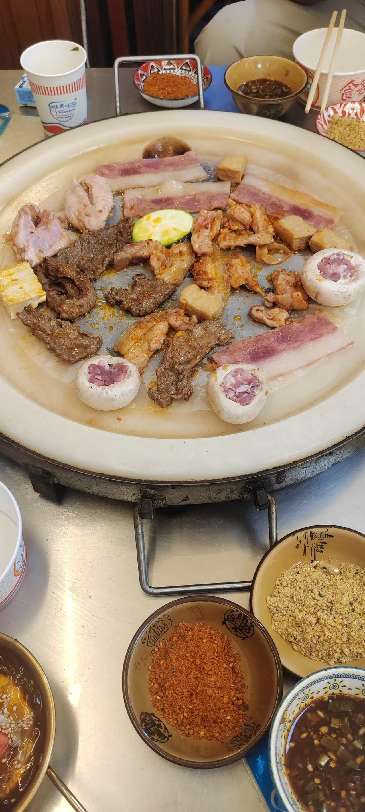 围炉烤肉
 
烤盘腾起温热的烟火
肉片在石板上慢慢卷曲
菌菇裹满肉馅
西葫芦浸着