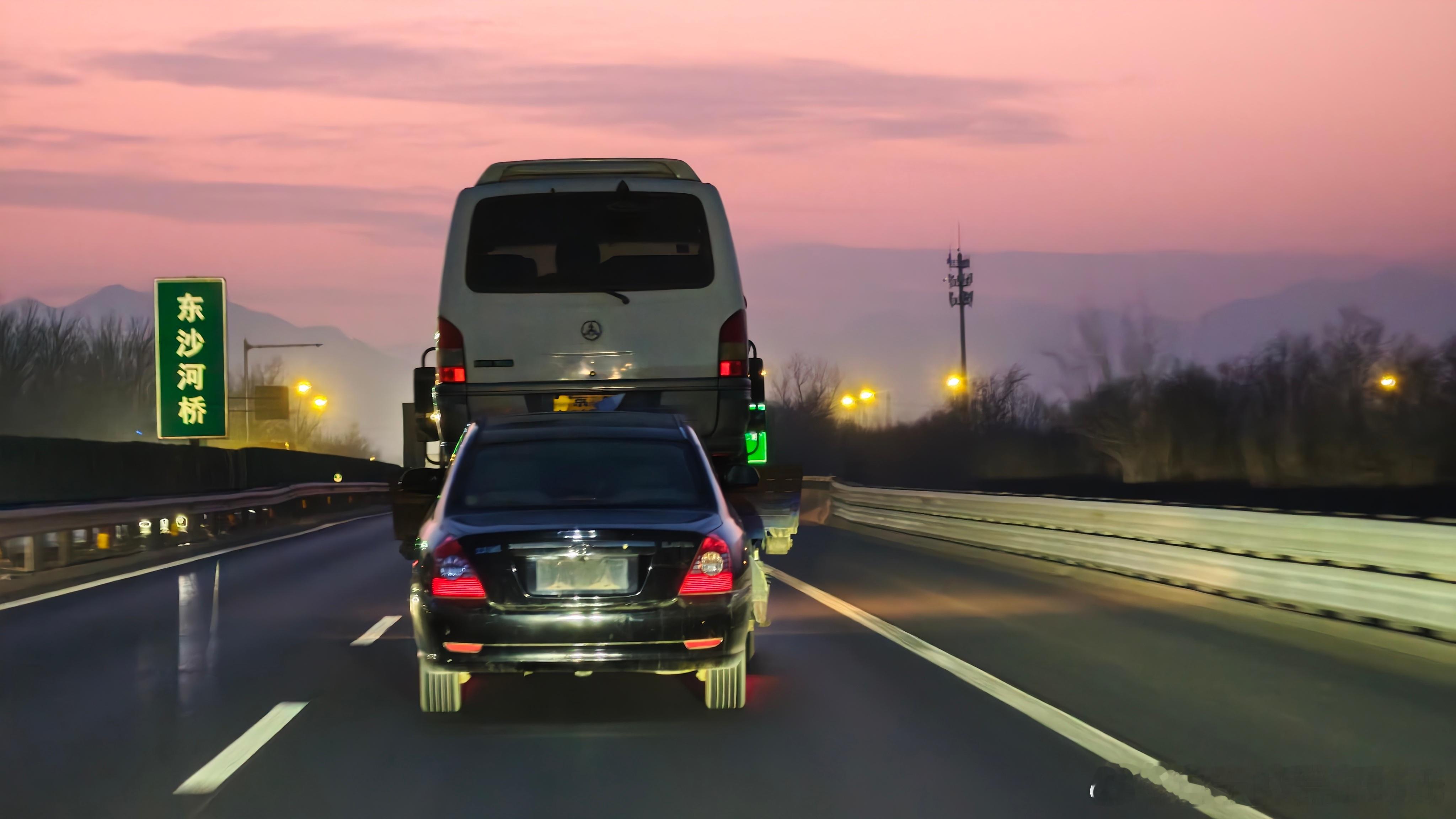 MB100和老伊兰特，车况还都挺好！都是我想拍的经典车啊！能不能停一下，让我拍一