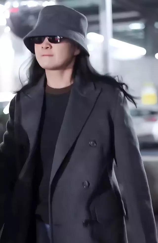 贾玲的人生就像一部精彩的传奇小说。她出身普通家庭，大学选了不被看好的相声专业，却