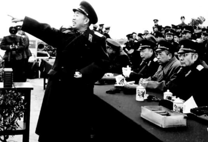 刘亚楼归国后，看谁都不顺眼张口就骂，55岁去世在场众人满眼热泪。刘亚楼这位我国空