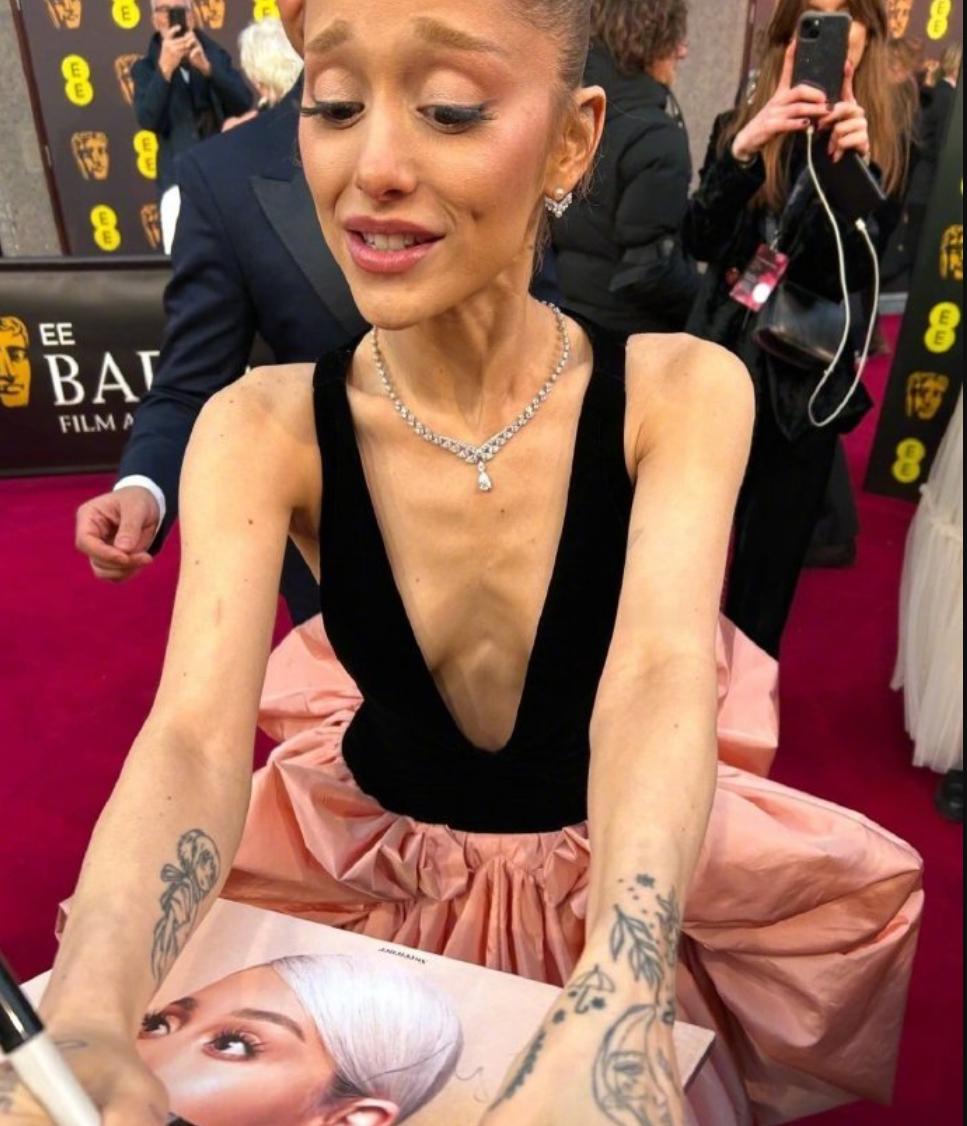 A妹状态  认不出来这是A妹了  有粉丝晒出Ariana Grande 给他签名