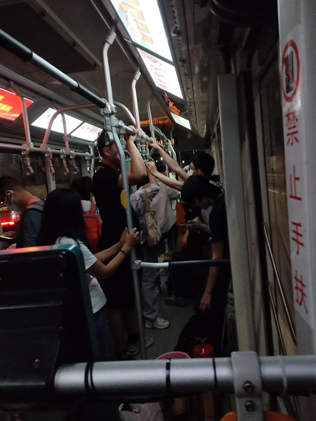 今天，在中山坐K11公交车，是分段自动收费的，坐在我旁边一个男顾客，在中心汽车站