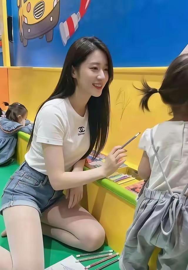 和女儿一起画画的美好时光🎨👩‍👧