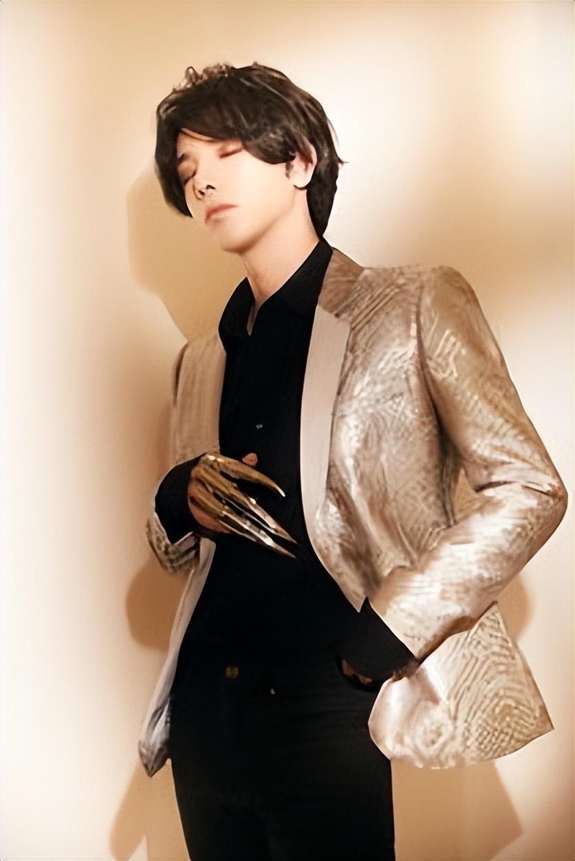 说到底，华晨宇真的太嚣张了！


华晨宇又上热搜了，这次不是因为高音，而是因为“