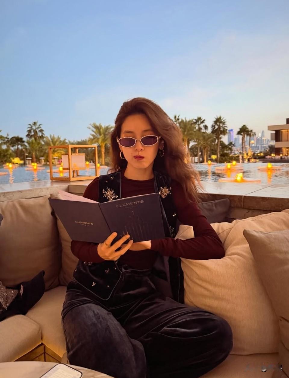 这才是🥣奶奶想要的效果[泪奔]又策展又合照圣诞树又松弛又卷发戴墨镜🕶️
挺好