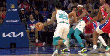 NBA赛场镜头：马克西的这记封盖还是很漂亮的，时机抓得真准！不过29中11的命中