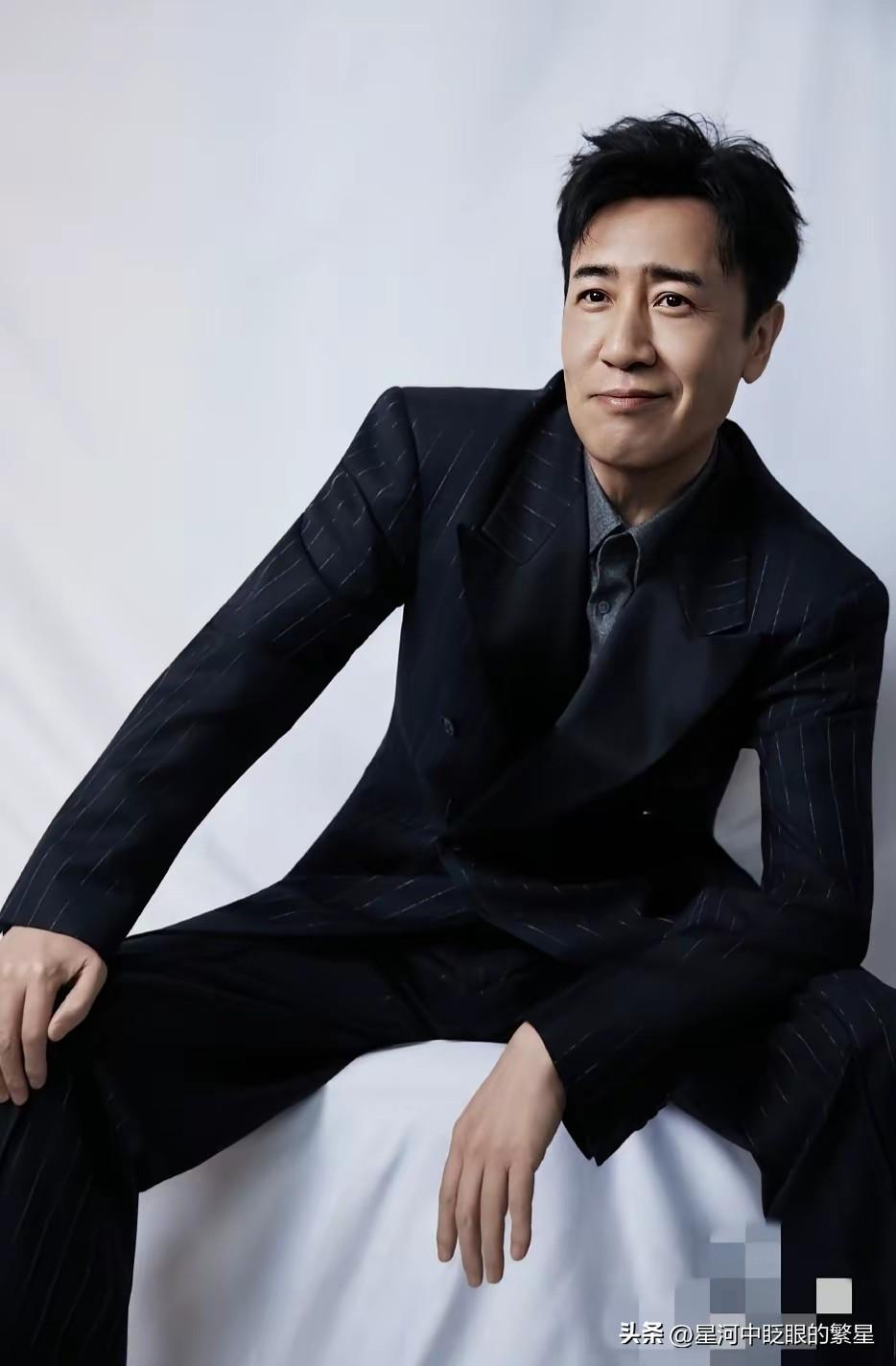 我最搞不懂的人，
就是于和伟了。
明明已经55岁，啤酒肚、面部臃肿松弛等中年男人