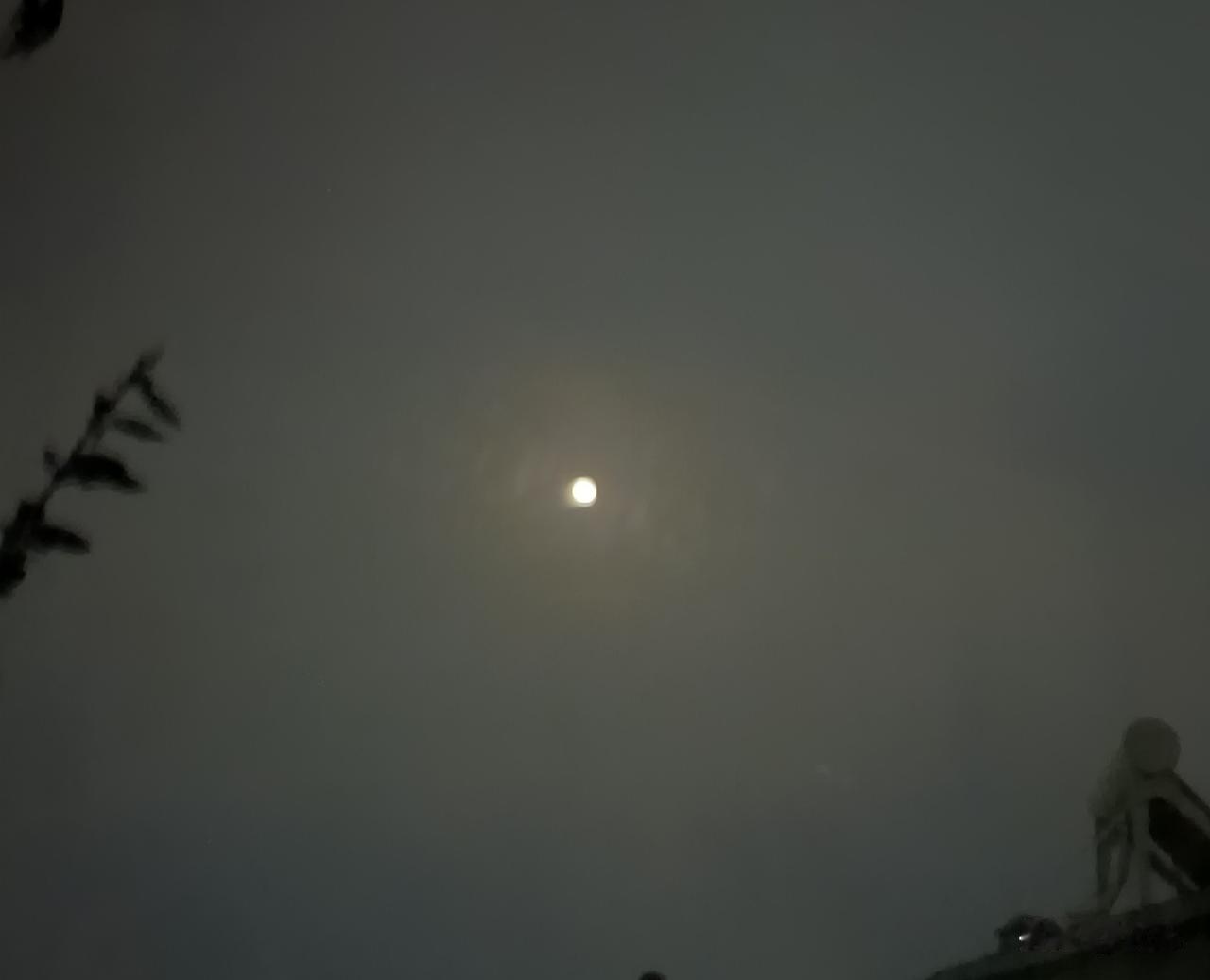 今天晚上月亮特别漂亮，特别圆，特别大，但是用手机又拍不出那样的效果，请问好友怎么