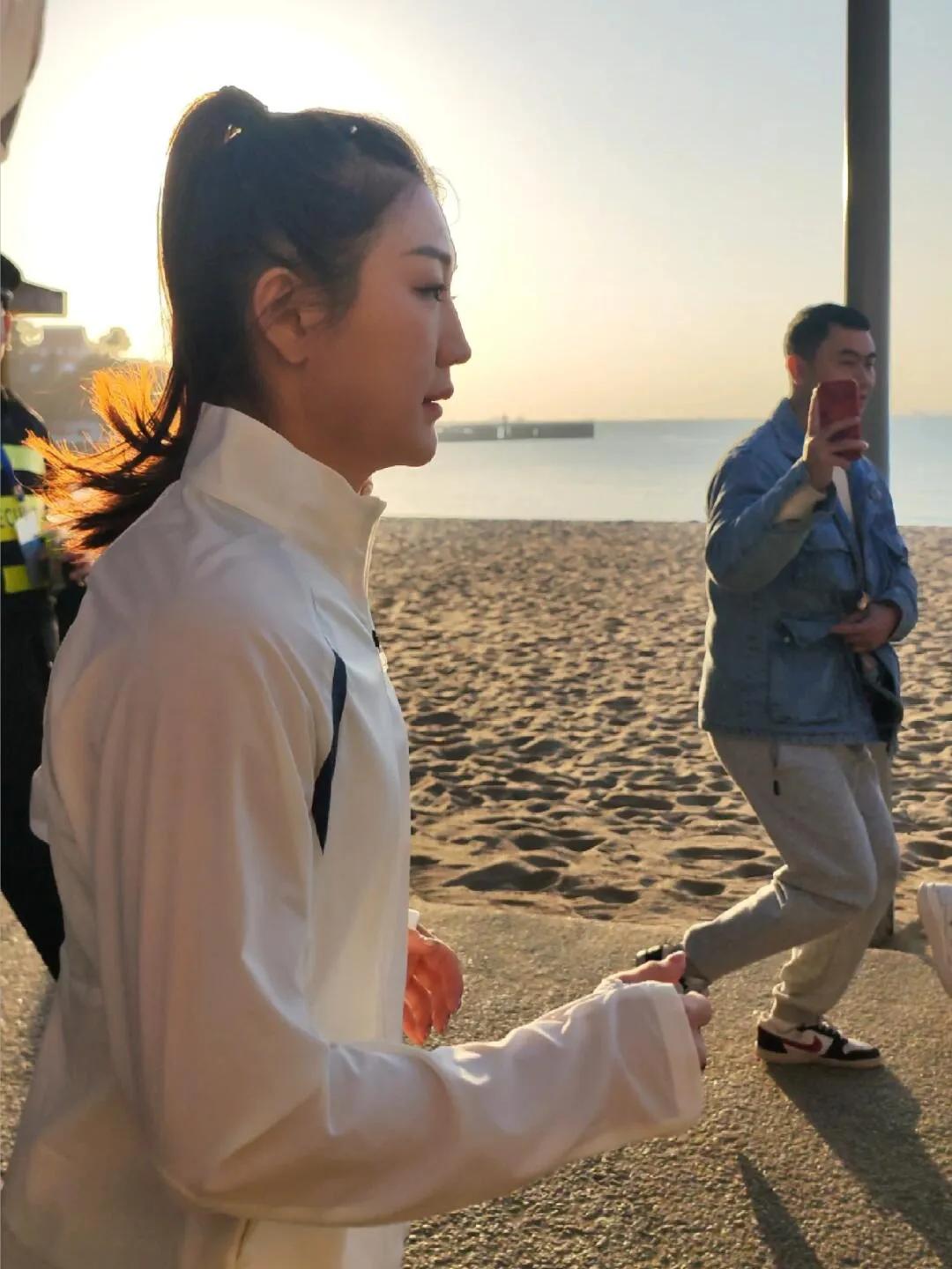陈梦在鼓浪屿跑步，太美了！
奥运冠军参加活动就是有吸引力，梦姐和东哥都是很沉稳的