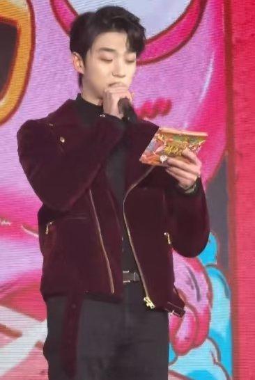 张嘉元主持哇唧唧哇年会，真是让人印象深刻！ 张嘉元哇唧年会专业对口 ，帅气稳重又