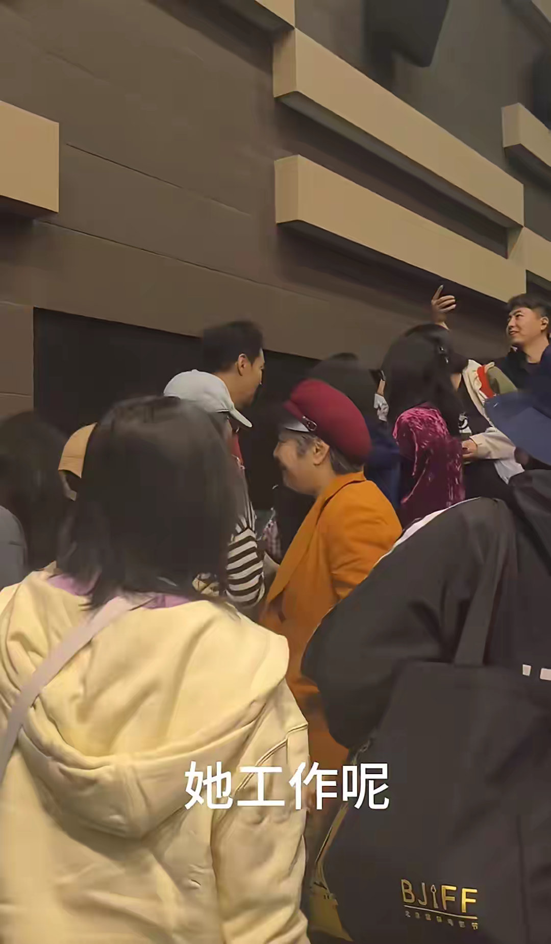 辛柏青4月份大风杀路演时有人问朱媛媛呢，他苦笑着说她在工作呢。脸转过去的一刹那笑