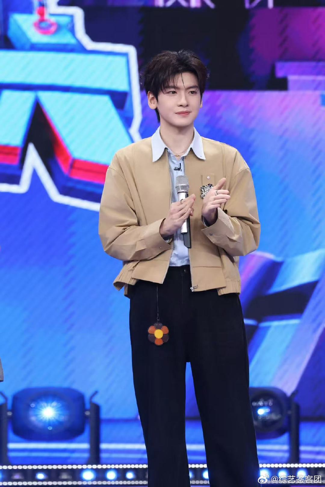 翟潇闻秒回是爱玩手机吧 我们的宿舍我们的宿舍这段互动太有梗，吴宣仪写下秒回是理想