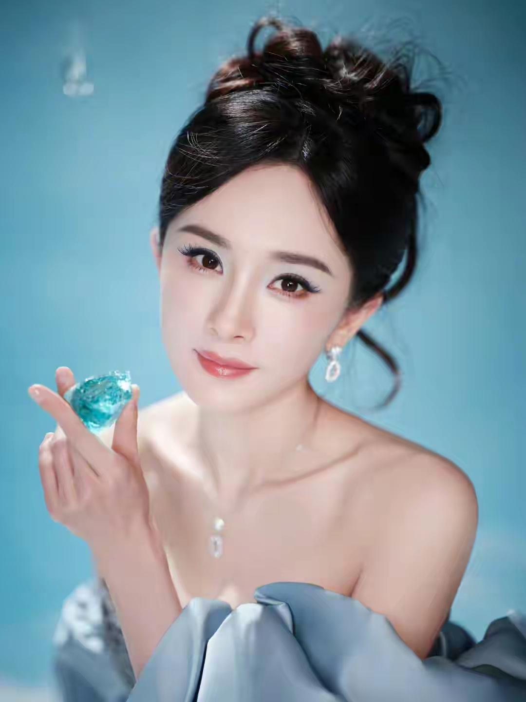 “冰雪女王”杨幂空降上海环球港，一袭蓝色蝴蝶结镂空裙迷人，一身大长美腿！