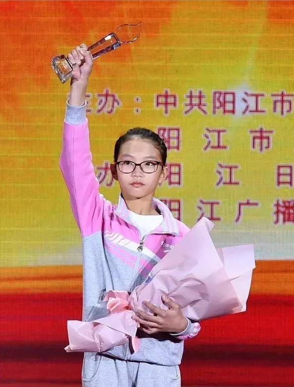 2009年，广东一男子在医院陪护流产的妻子，谁知在病房外抽烟时，竟意外发现一名女