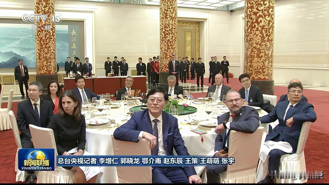 联想集团杨元庆
和雷军坐一桌