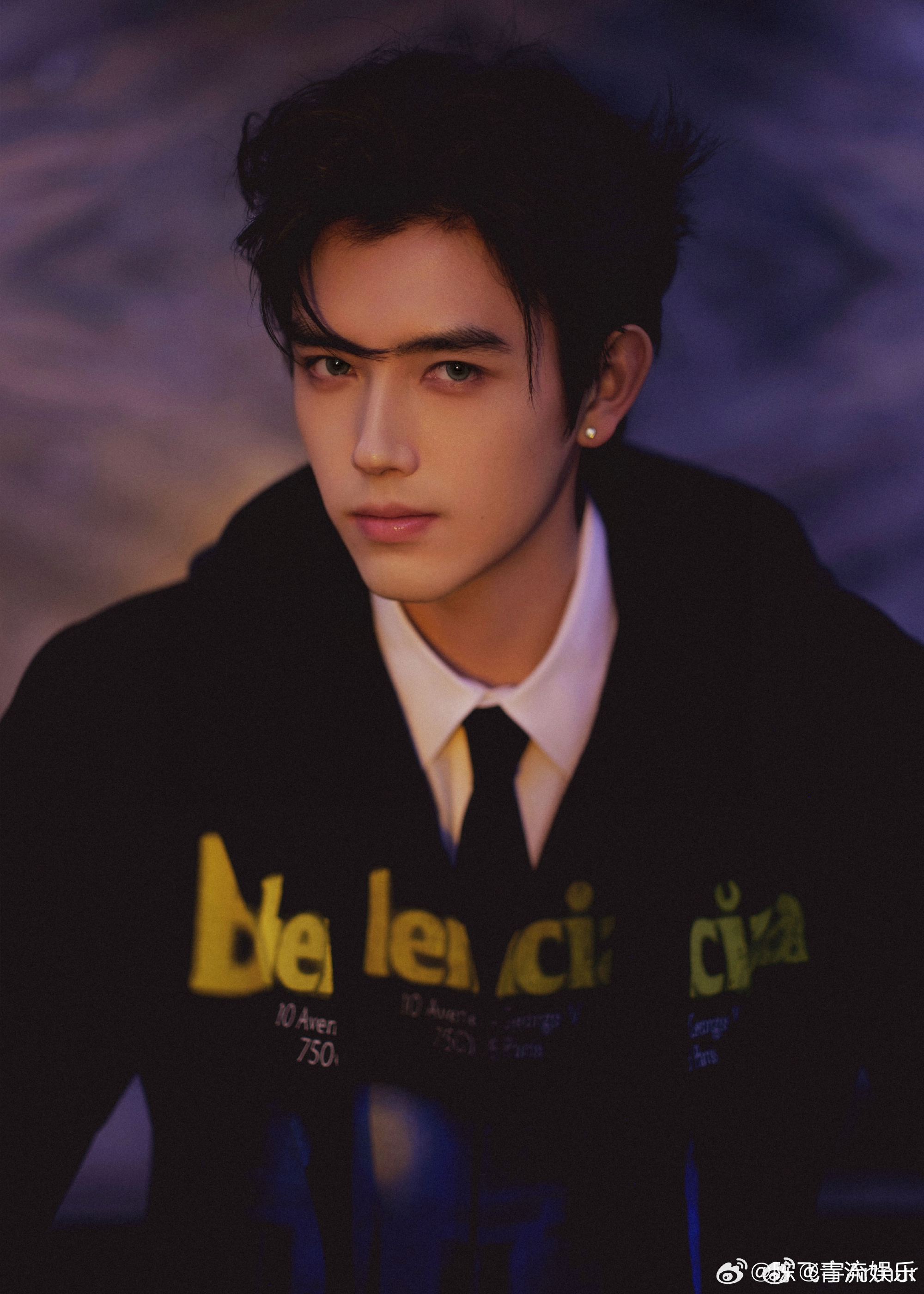 陈飞宇异瞳返场 巴黎时装周造型出图，异瞳+耳钉+白衬衫，阿瑟太帅啦，闪耀巴黎时装