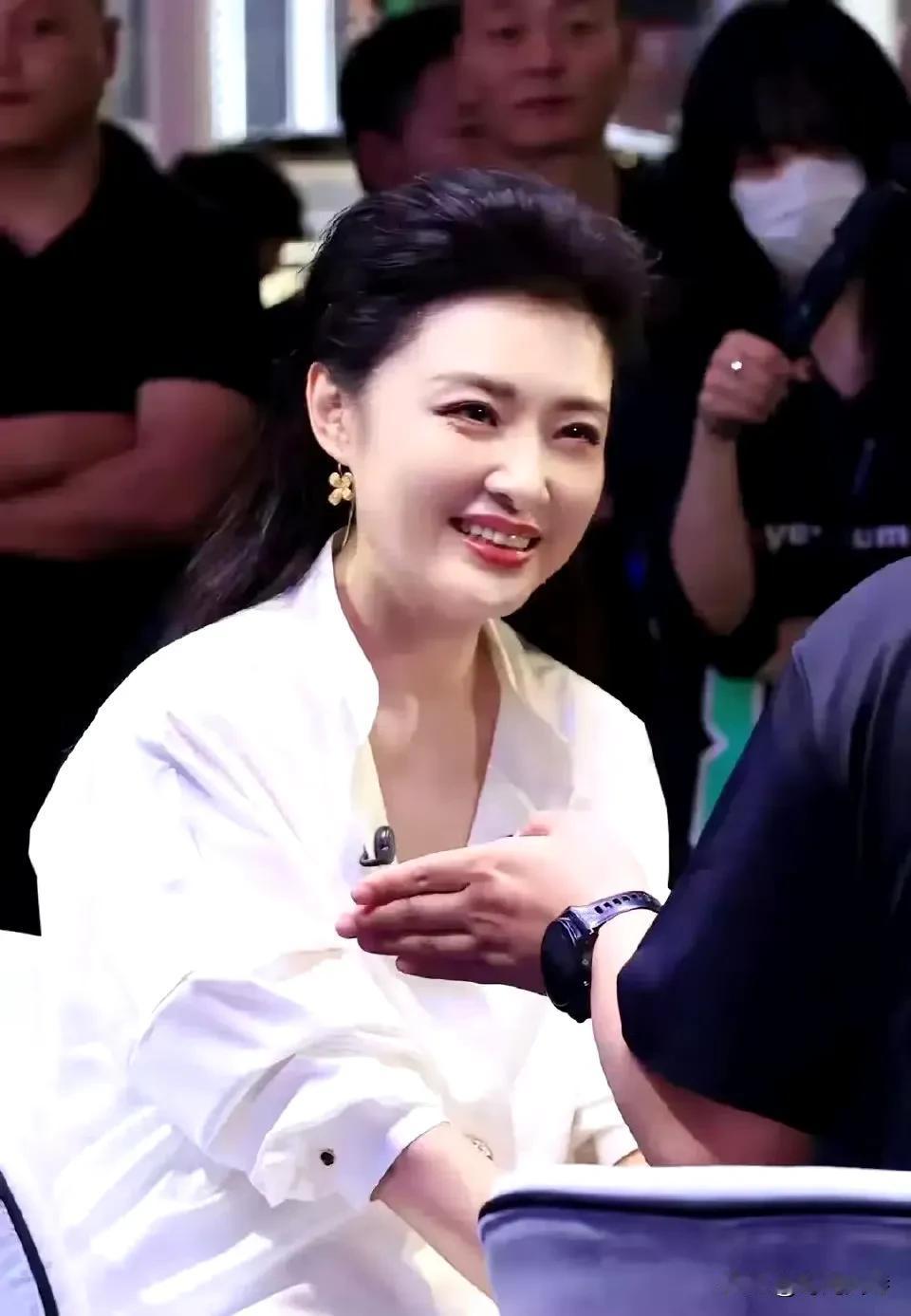 57岁的美女主持人周涛，笑靥如花，青丝如瀑。颜值年轻，精神饱满活力十足。气质优雅