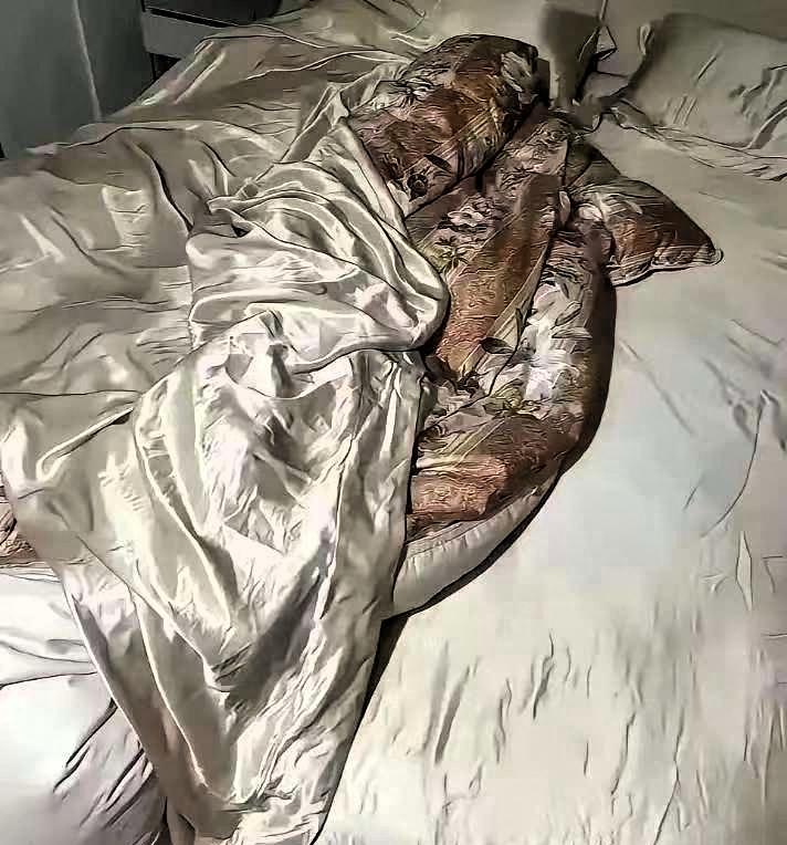 浙江一女子花六千多买的真丝被睡感舒适，没想到昨天晚上关了灯看，被子表面竟泛着奇怪