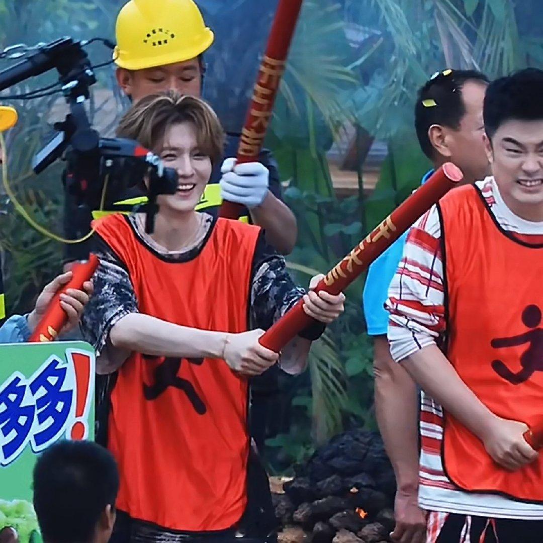 鹿晗给礼花筒配音鹿晗恶作剧吓到陈赫 哈哈哈哈哈要被鹿晗的恶作剧给笑出腹肌了啊，就