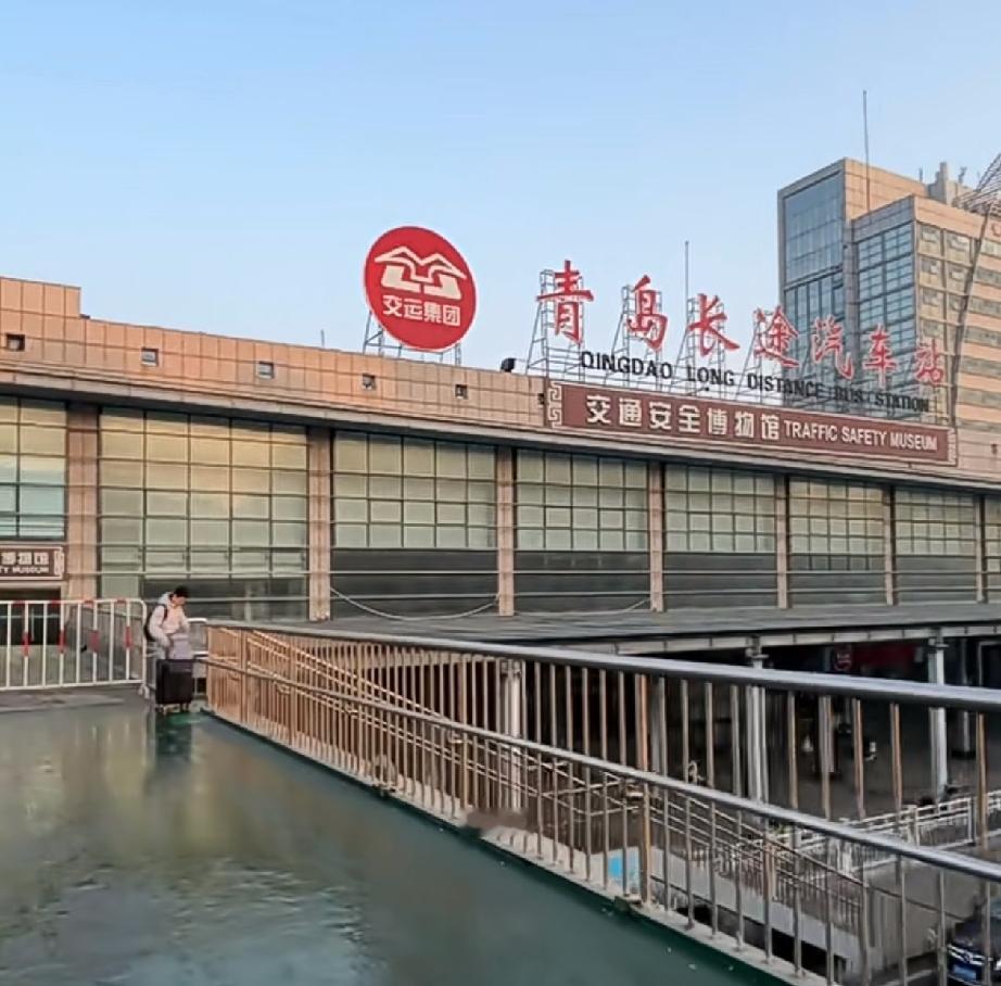 青岛城运控股集团今天发布公告，计划将青岛长途汽车站始发的客运班线分批调整至青岛汽
