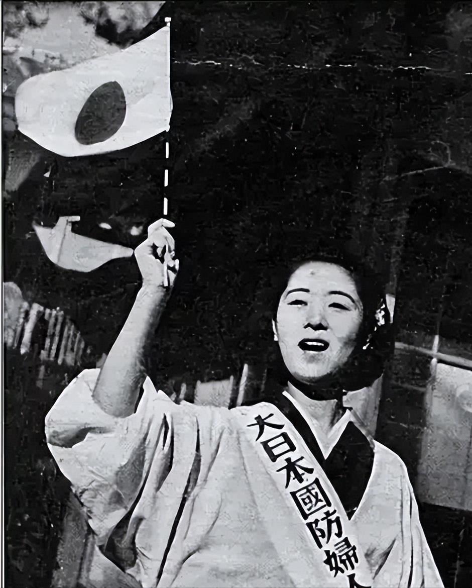 南京大屠杀时，一个日军少尉把婴儿挑在刺刀尖上拍照寄给妻子。他妻子回信中写：“干得