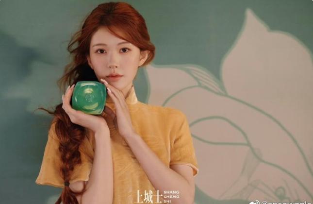 赵露思新代言来了！
即将官宣百雀羚代言人，百雀羚品牌代言人是王一博，代言七八年了