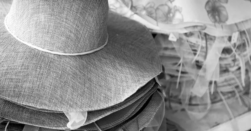 老人戴帽子确实好处多多。从保健养生角度看，头部是人体阳气聚集之处，老人身体相对虚