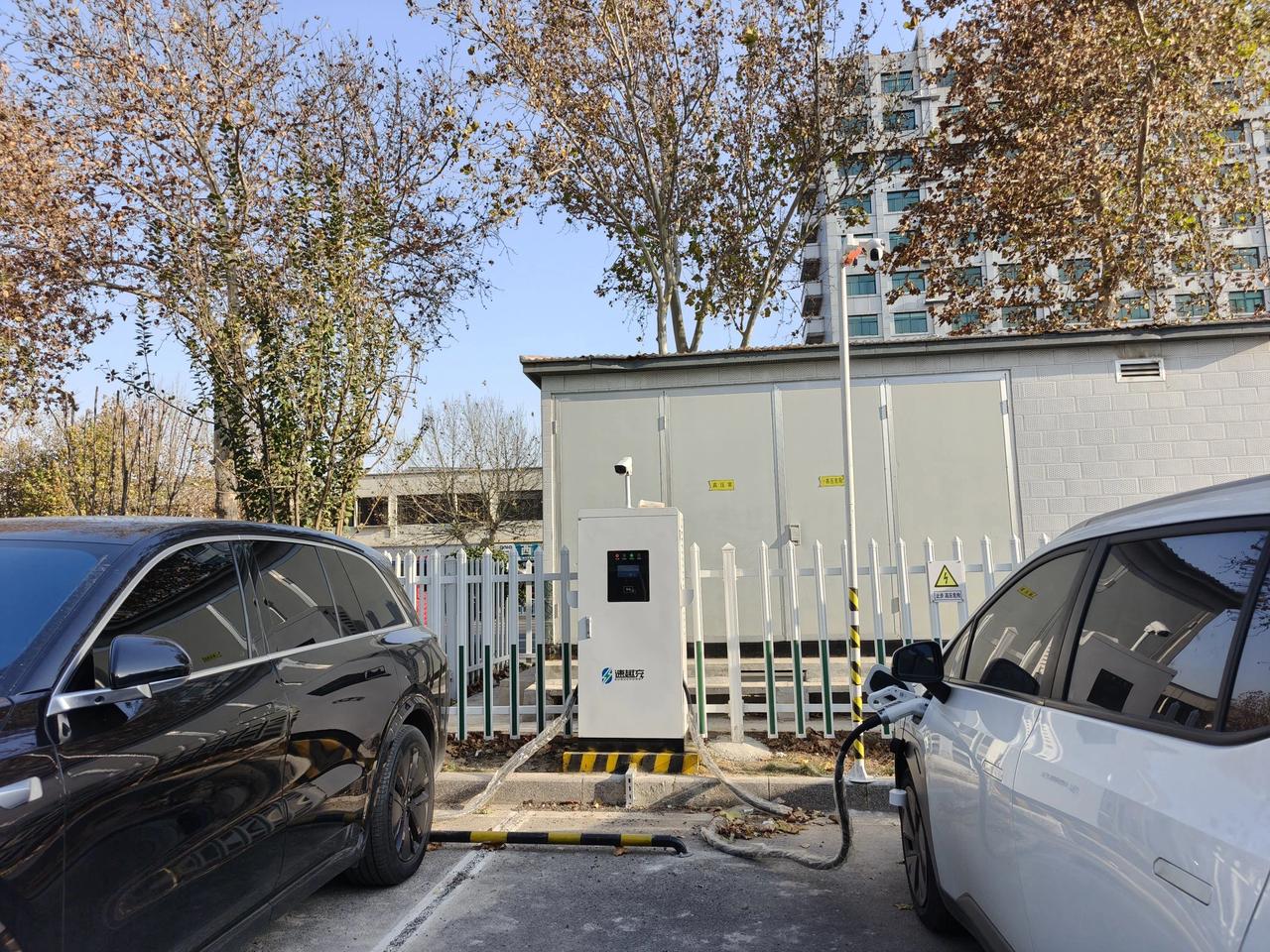 淄川这里新建一座电动汽车充电站！

为方便电动汽车车主充电，节约充电路上时间。淄