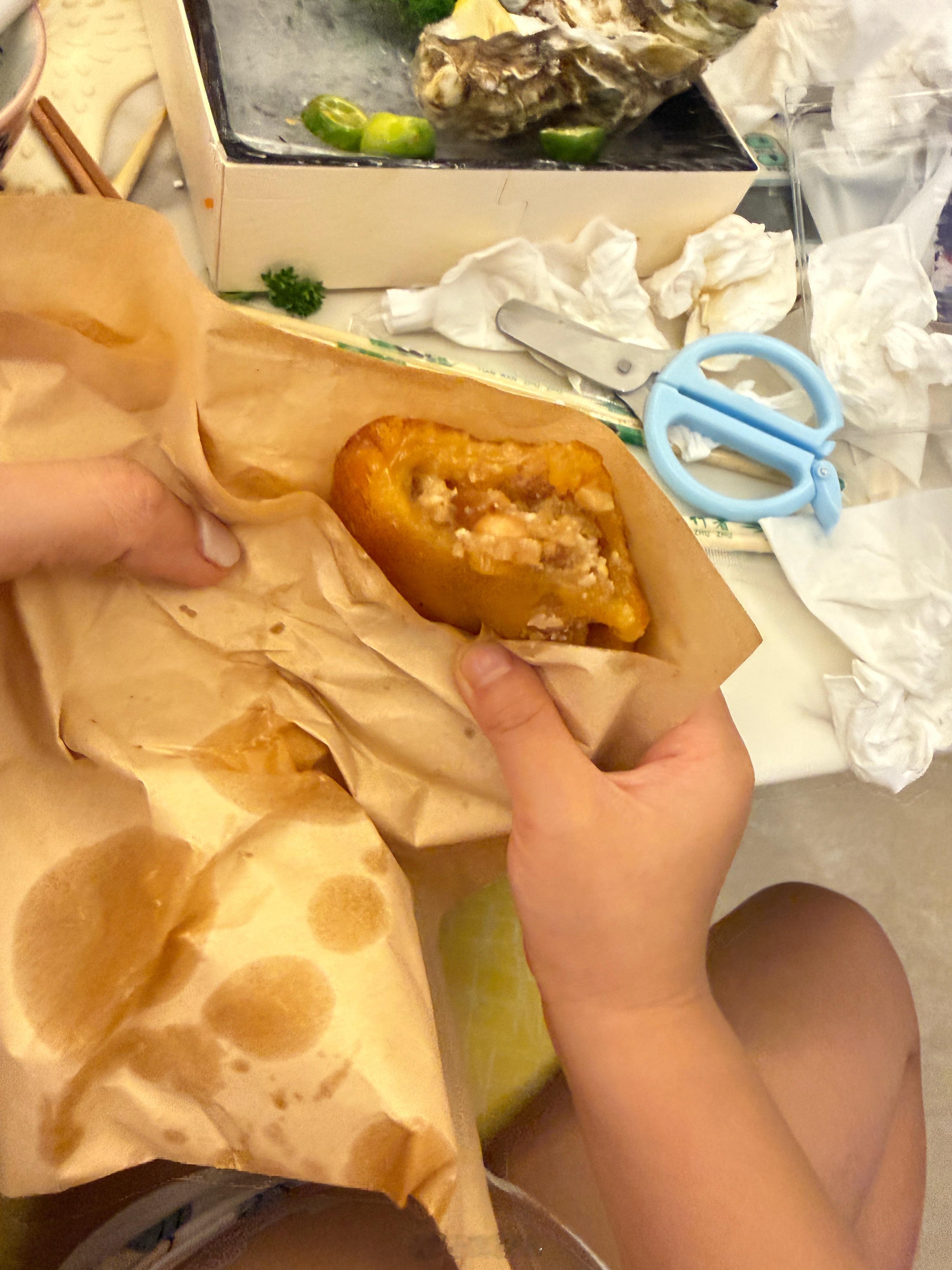 给球宝尝尝油炸甜枣球咬了一口嚼嚼嚼：好吃！旅蛙：球宝，记住这个味道记住这个感觉，