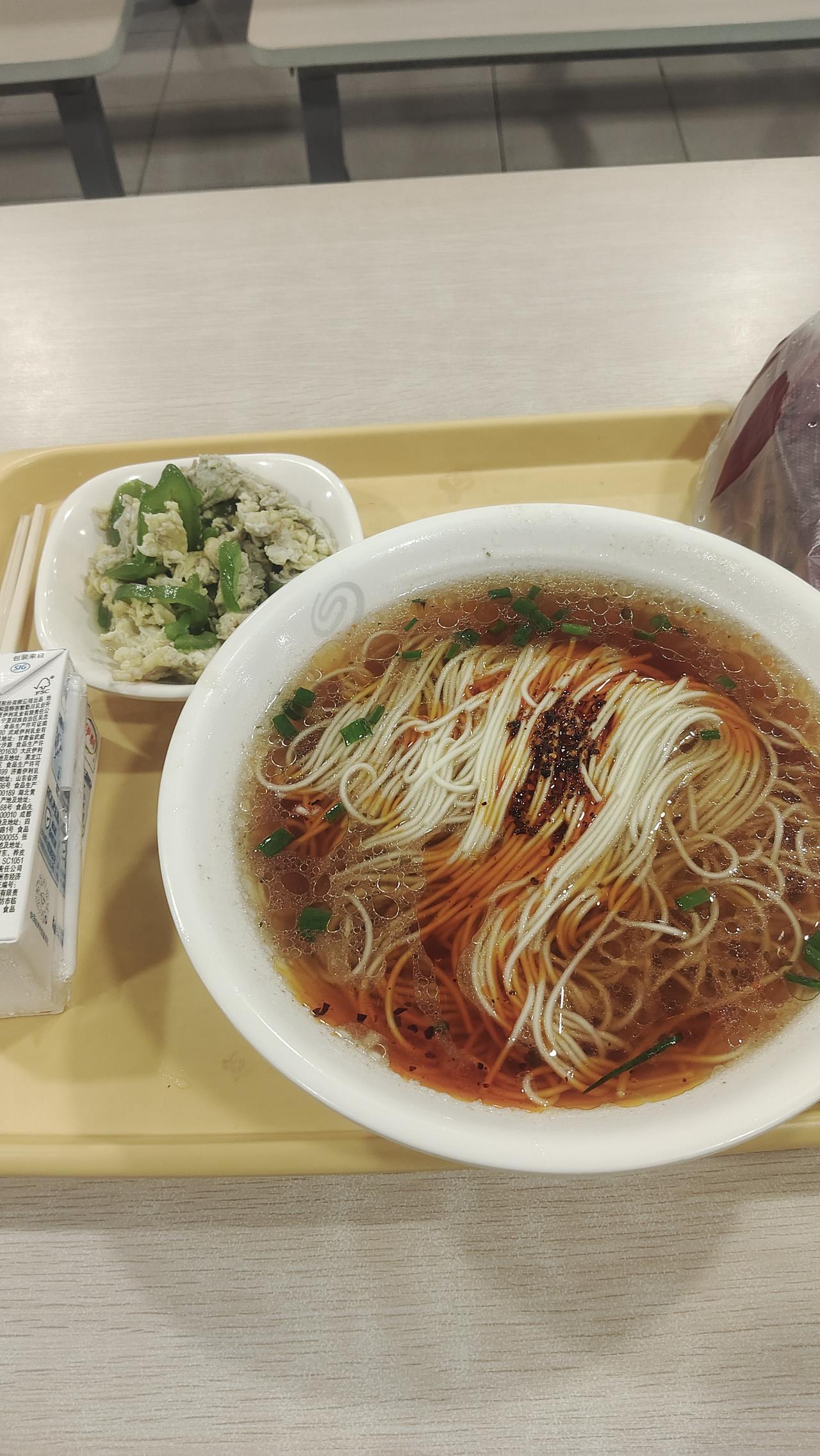 今日早餐，青椒炒蛋汤面，6元，牛奶2元。出门大雨，白海豚台风的影响没有结束，已经