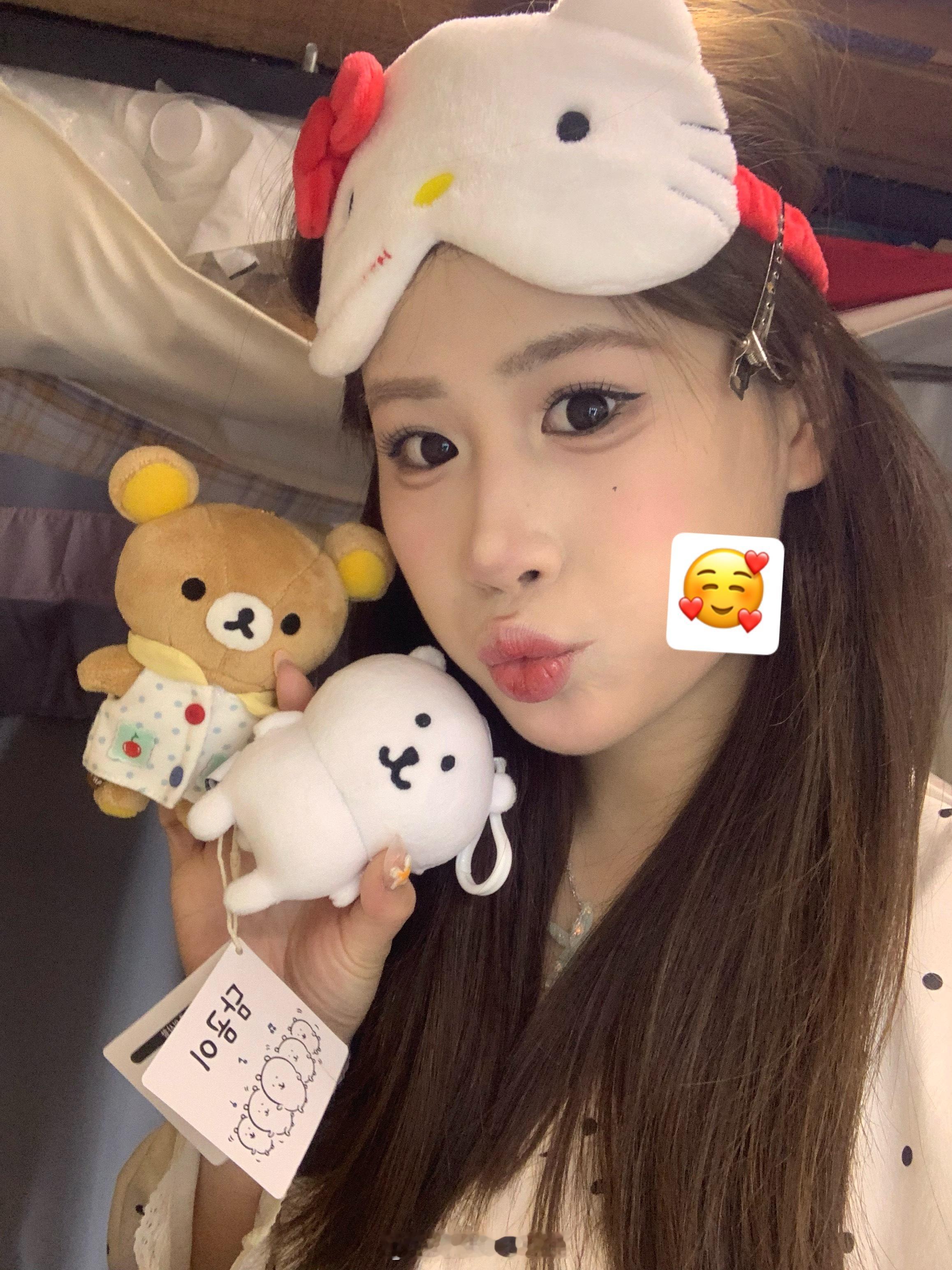 嘿嘿今天带这两个宝宝粗门！换的新美甲看着特别清爽🥰 ​​​
