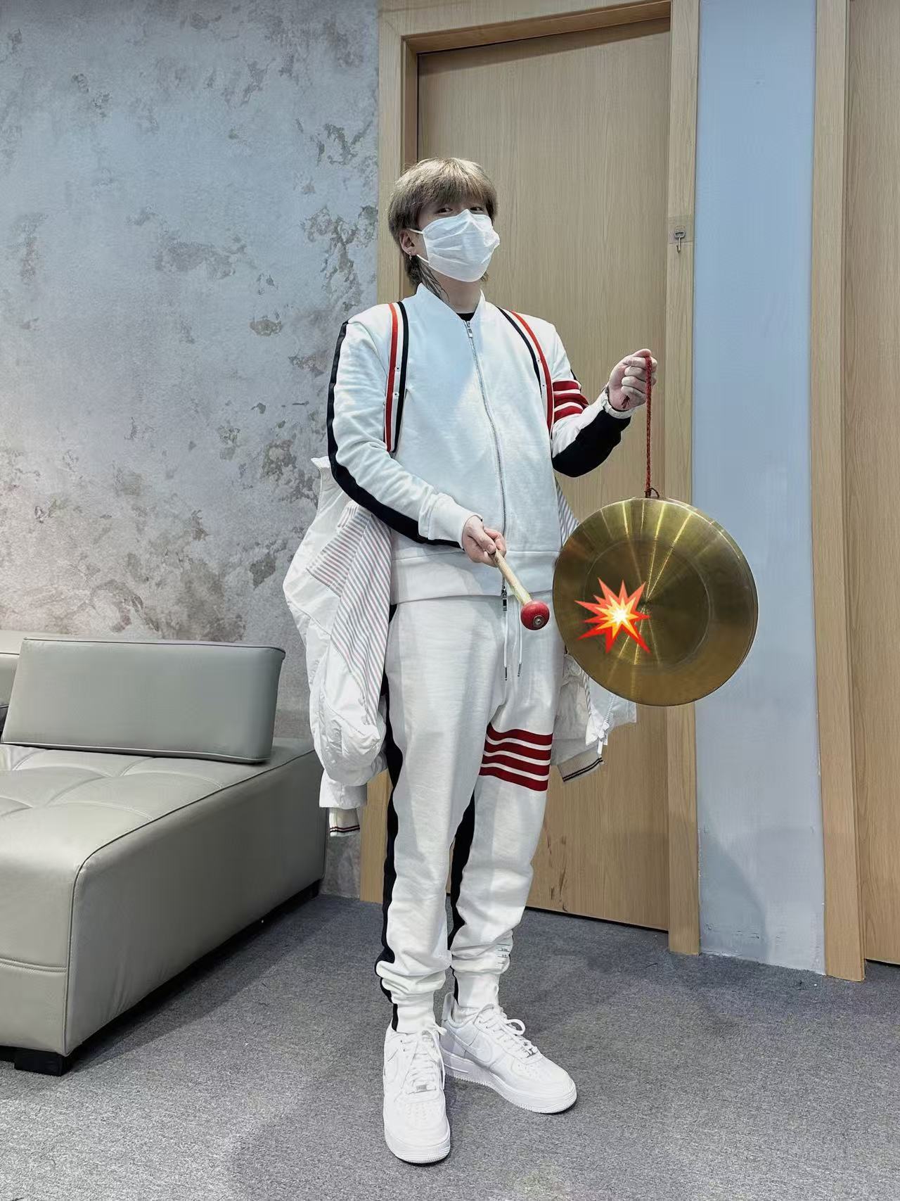 Capper周震南给自己生日随份子 从公开宣布到定下发布日期，整个过程干脆利落。