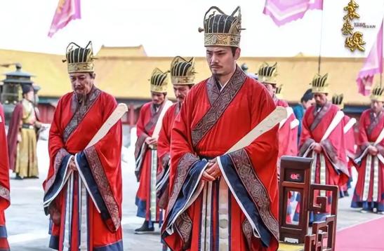 1630年，46岁的袁崇焕遭凌迟处死，崇祯皇帝听后问，袁崇焕的妻儿在哪。锦衣卫指