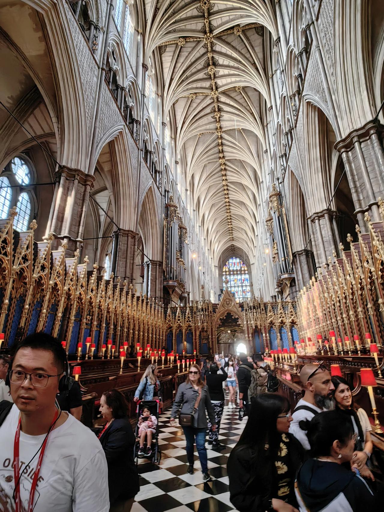 英国伦敦。参观英联邦议会办公大厦，每人提供一部耳机，用中文详细介绍英国议会的历史