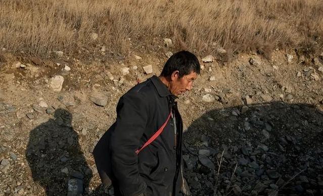 1988年6月，内蒙古一妇人在院子里洗衣服，丈夫突然破门而入，拽着她就往里屋走。