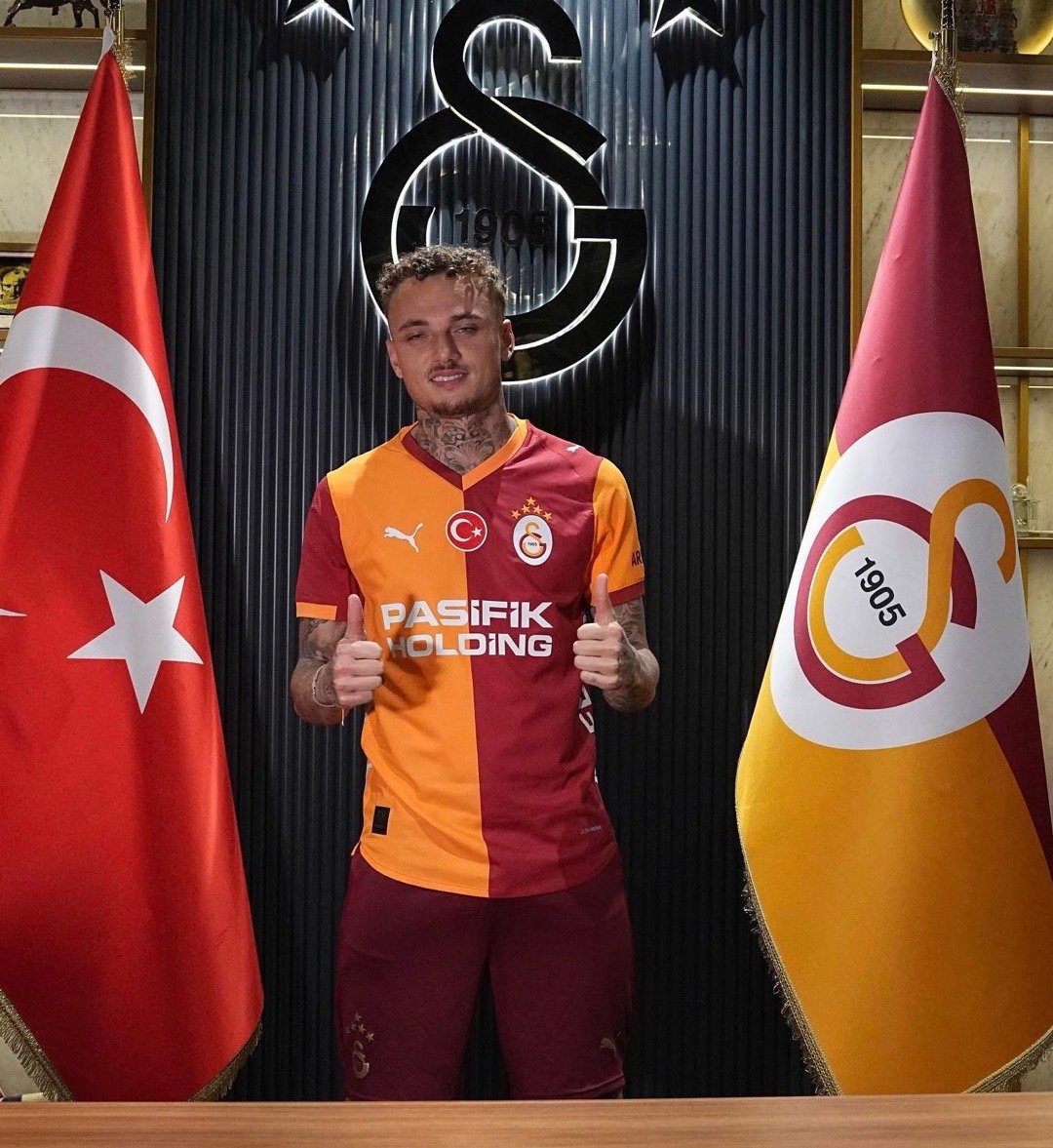 加拉塔沙雷官方宣布，從拿玻里以 200 萬歐元借用費加有可買斷條款嘅方式引入 2