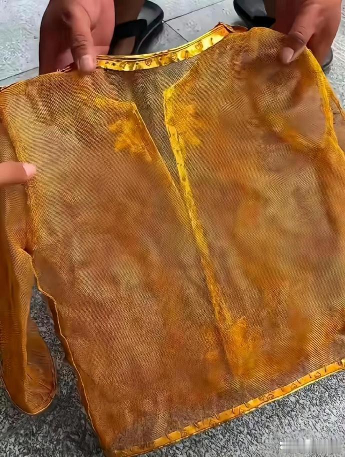 当年，爷爷在放羊时捡到的这个，他当时觉得就是件衣服，本打算丢了，可是被一起放羊的