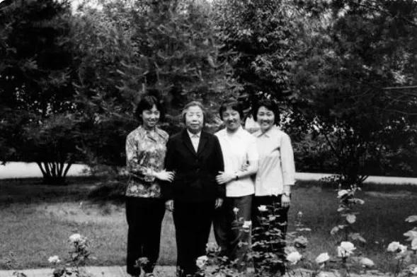 1977年，周总理走后，周秉宜、周秉建、周秉德探望邓颖超时的留影。