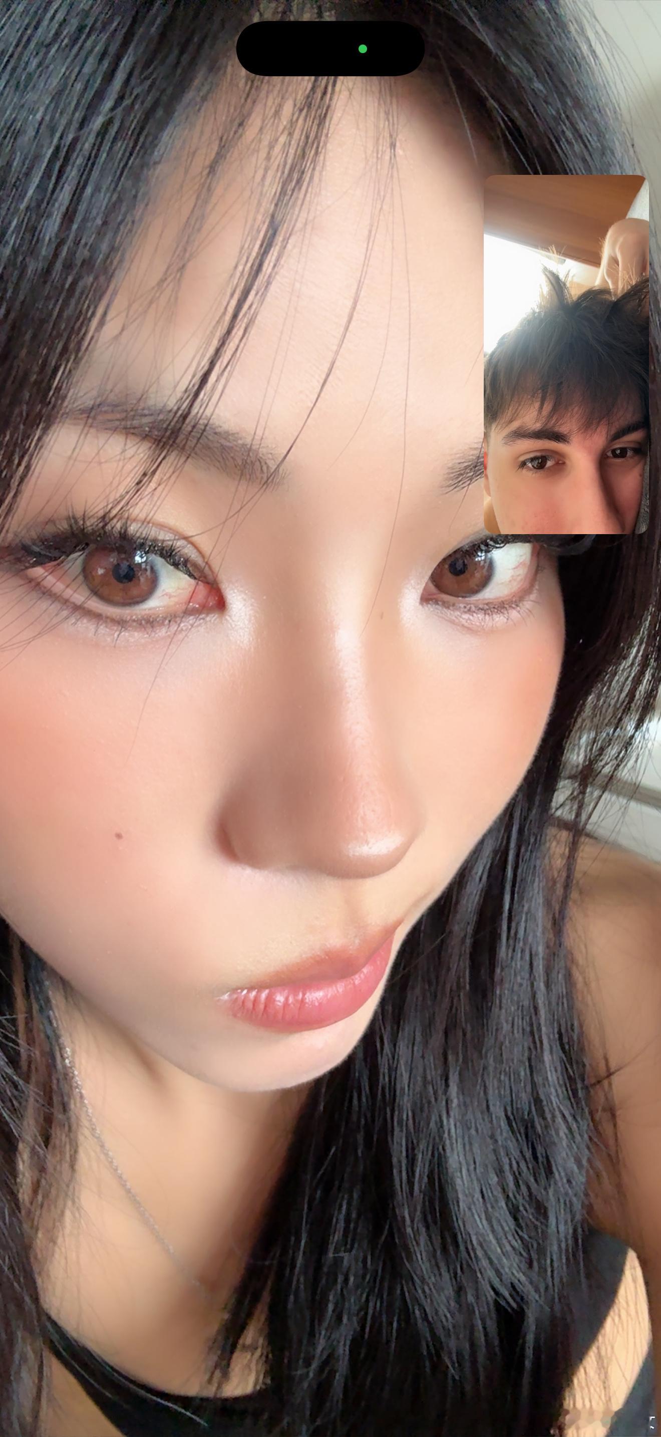 而且我发现黑头发显得我眼睛颜色更浅了。喜欢的嘞 ​​​