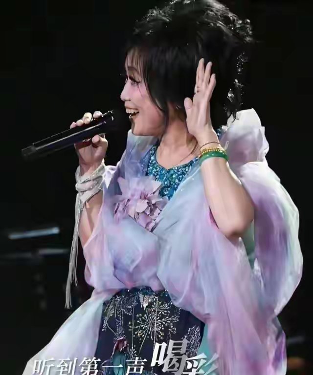 70岁齐豫上台，就戴了串黄金加个镯子？这才叫真·老钱风好吧！ 