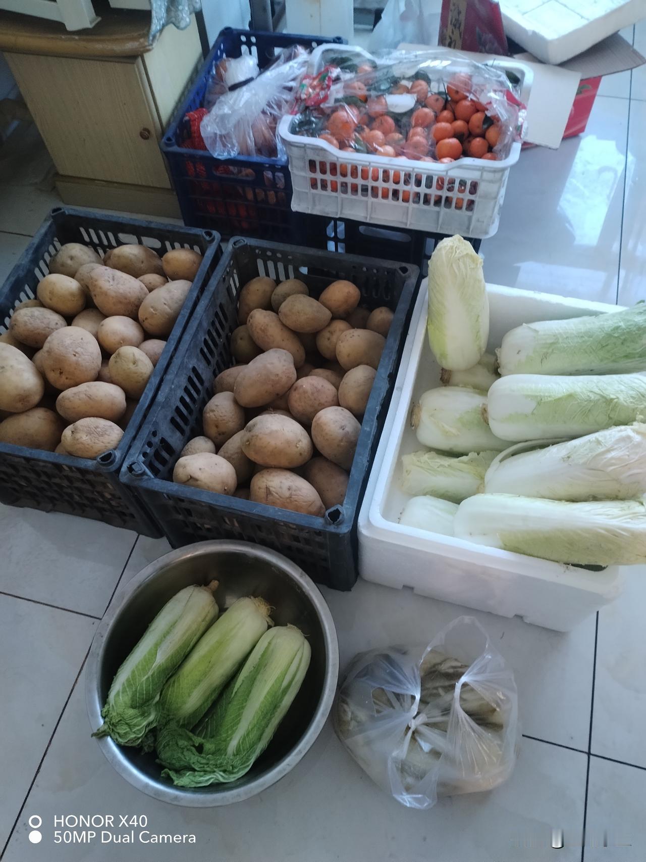 看我富有不？土豆太多了吃不了，一会让姐姐们取点，婆婆和小姑子给拿的白菜土豆和酸菜