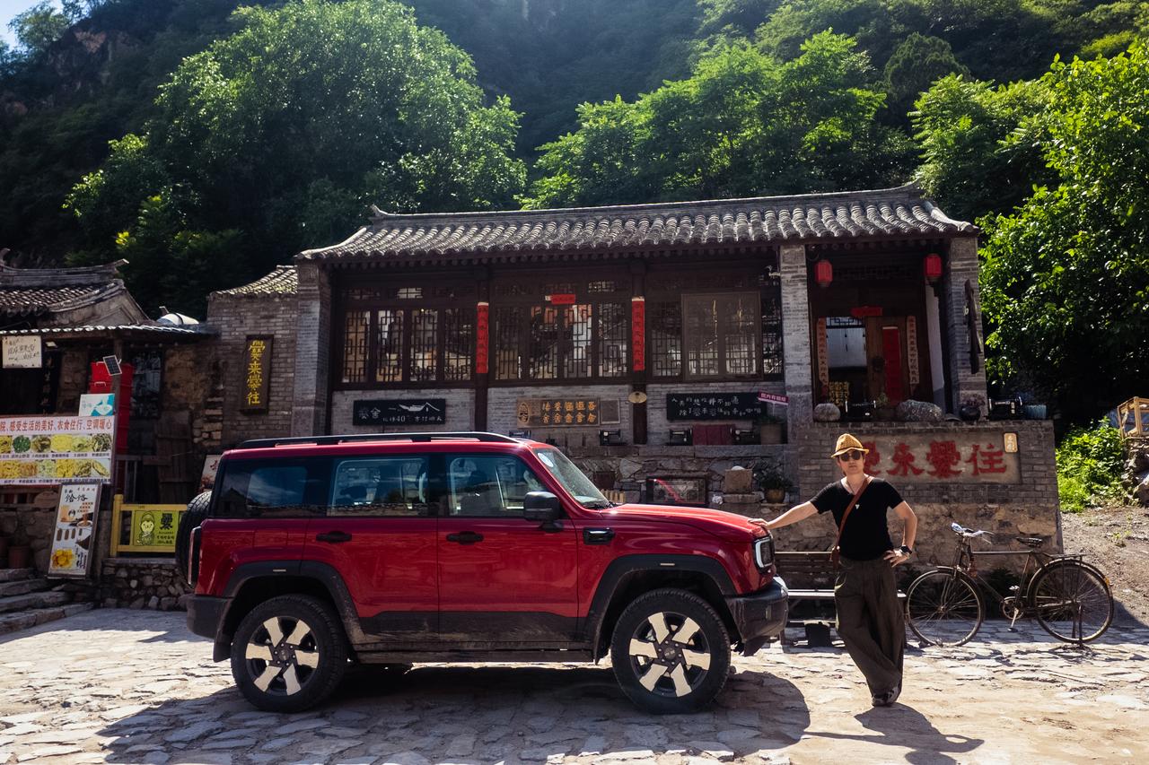 来到爨底下村游玩，在爨来爨往文创坐一坐，这里的建筑保留了原始民居的特色，还养了很