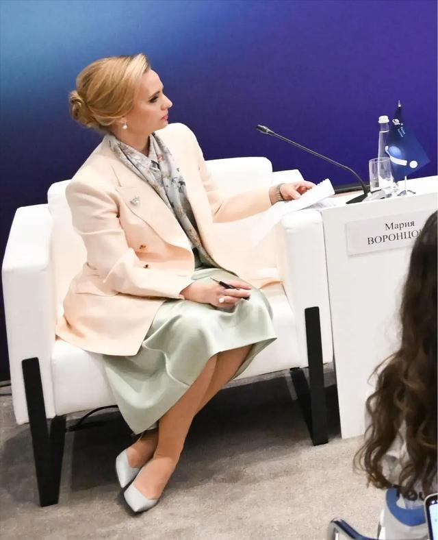 真不愧是普京的大女儿玛丽亚，长相太复刻了！