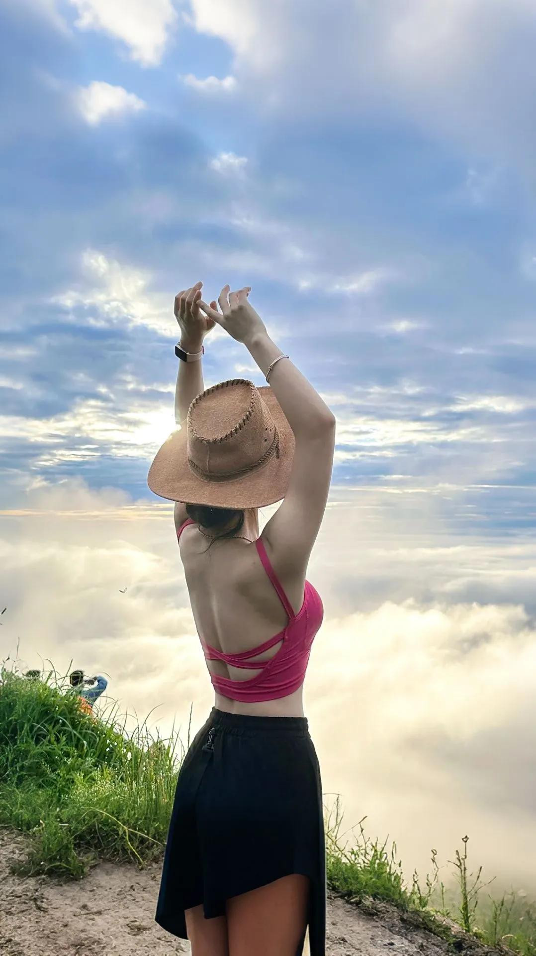 你科目三考了几次才通过考驾照难入上青山。考了9次才通过太难了。还好最后终于领证。