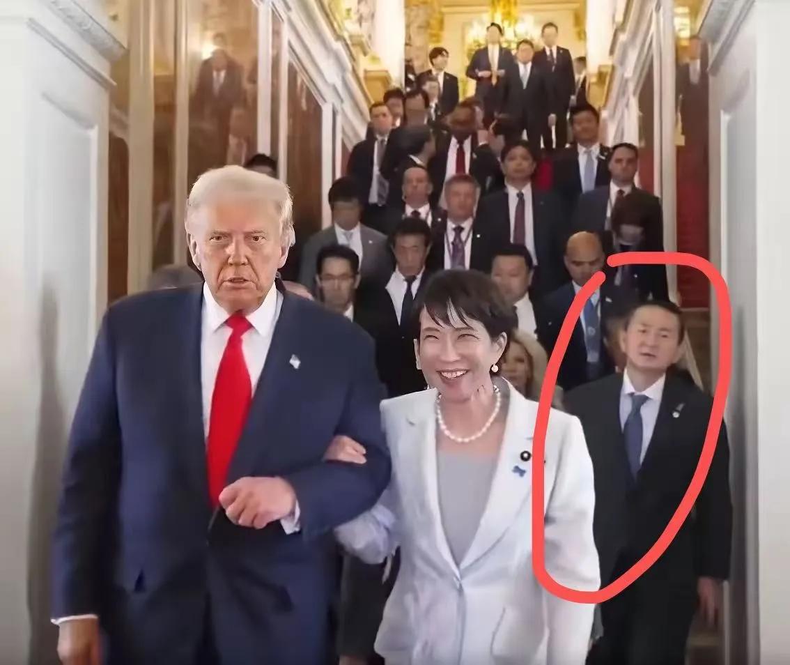 高市早苗和特朗普同框的画面
细节里全是戏！
 
身边随行大员那眼神太有戏了，一脸
