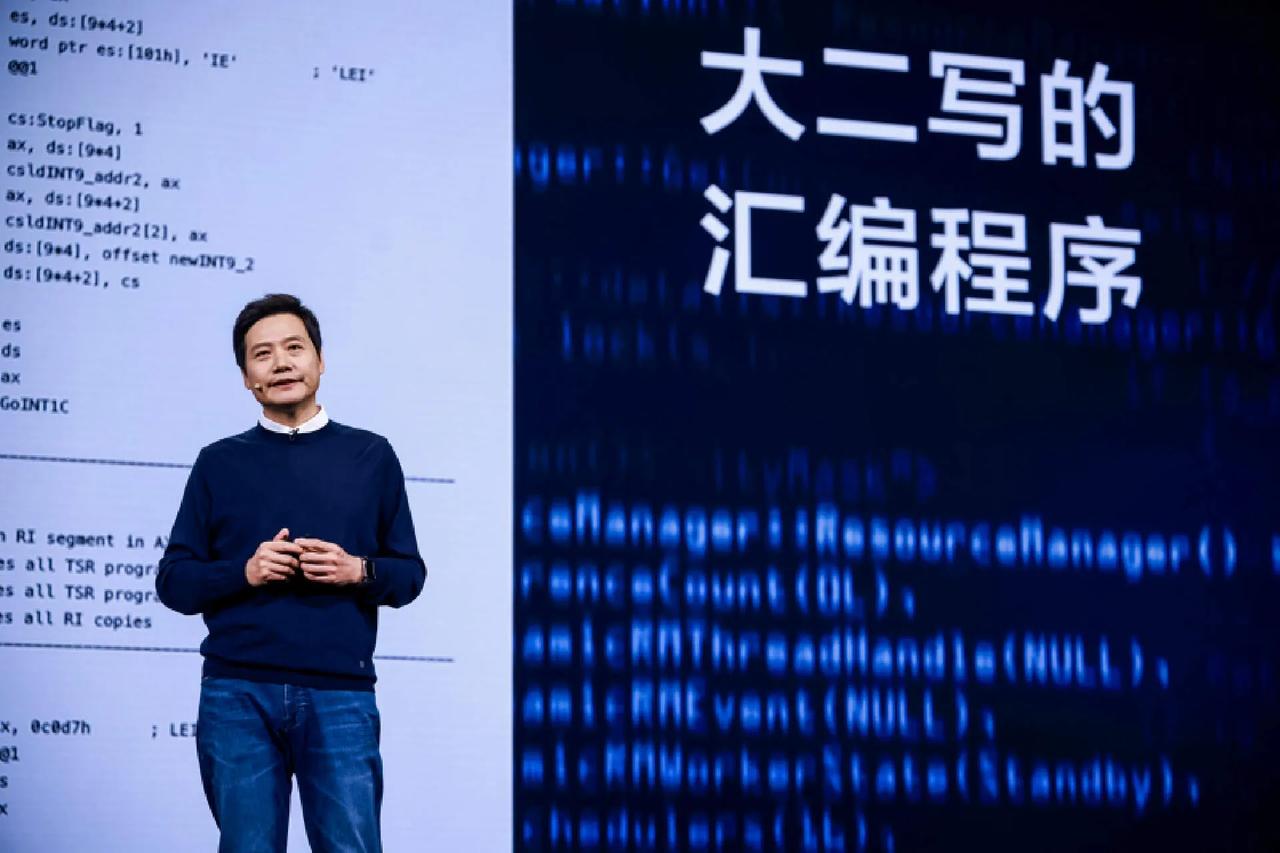 我有个问题，雷总两年时间修完大学所有学分，那他大三大四在干嘛？

两年读研四年的