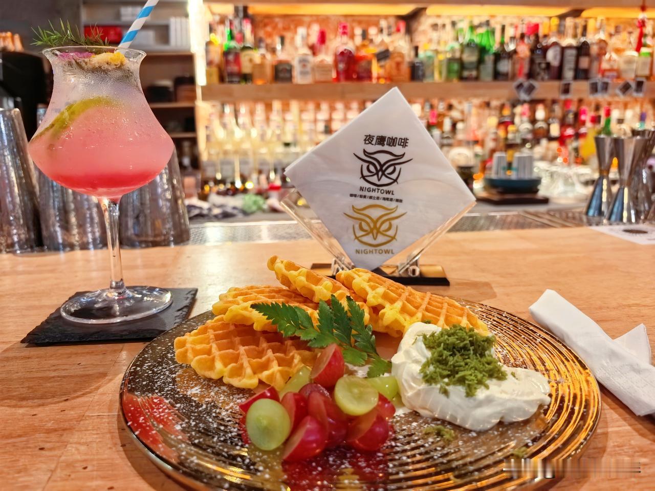 在惠州东江大桥南，竟🈶这么一家环境不错的Bar，应该是日咖夜酒。下午茶甜点搭配